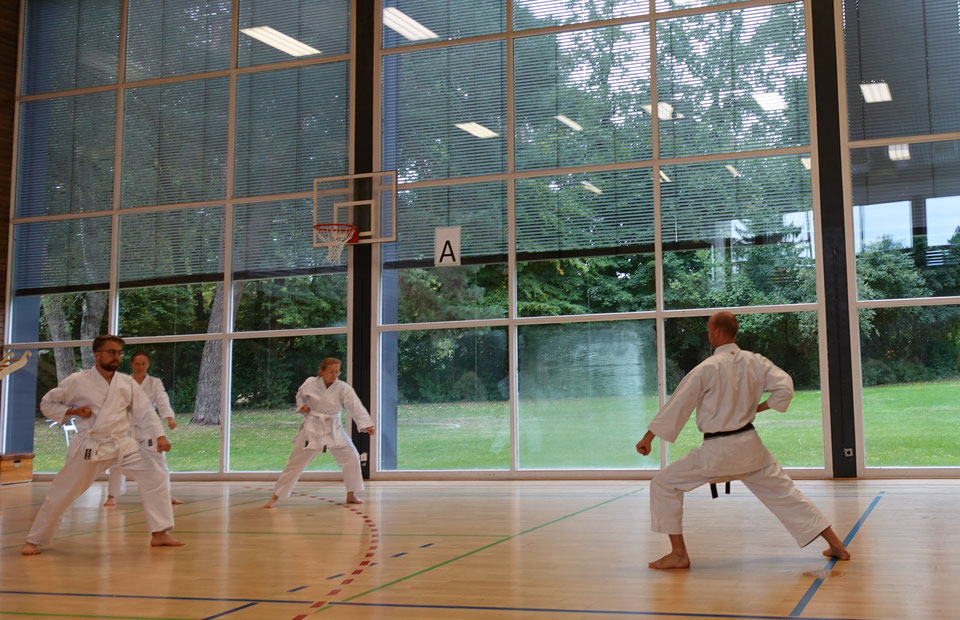 Karate Training – Kata in der Sporthalle